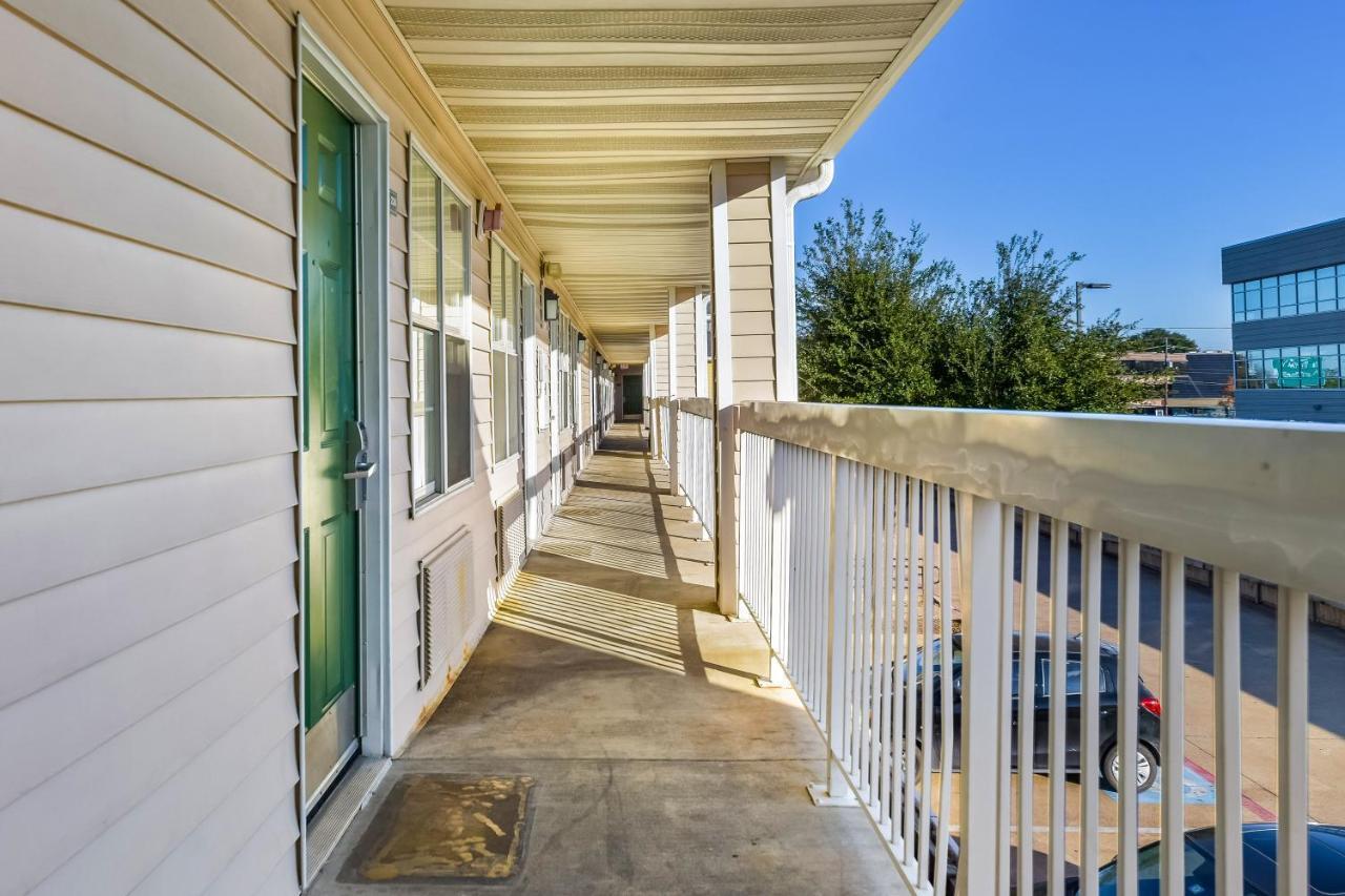 Hometowne Studios By Red Roof Dallas - North Addison - Tollway Экстерьер фото