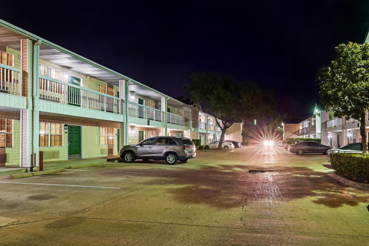 Hometowne Studios By Red Roof Dallas - North Addison - Tollway Экстерьер фото