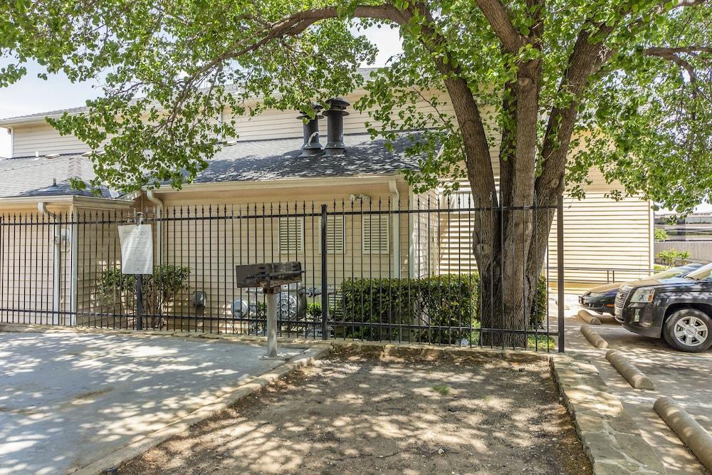 Hometowne Studios By Red Roof Dallas - North Addison - Tollway Экстерьер фото